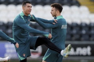 Cristiano Ronaldo, izquierda, de Portugal, y Diogo Jota durante una sesión de entrenamiento en el estadio SMiSA, Escocia, el 14 de octubre de 2024. Foto Andrew Milligan/PA/AP Andrew Milligan/PA/AP