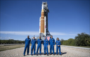 De izquierda a derecha: los tripulantes de reserva de Artemis II, el astronauta de la NASA Andre Douglas y la astronauta de la CSA (Agencia Espacial Canadiense) Jenni Gibbons, y los tripulantes principales, los astronautas de la NASA Victor Glover y Reid Wiseman, el astronauta de la CSA (Agencia Espacial Canadiense) Jeremy Hansen y la astronauta de la NASA Christina Koch, posan para una foto con el cohete Space Launch System (SLS) de la NASA y la nave espacial Orion, asegurados a la plataforma de lanzamiento móvil. 