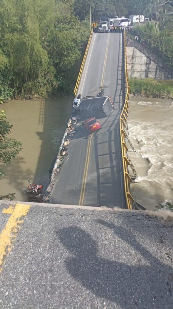 Puente la vieja colapsa y deja incomunicado al departamento de Quindío con el Valle del Cauca