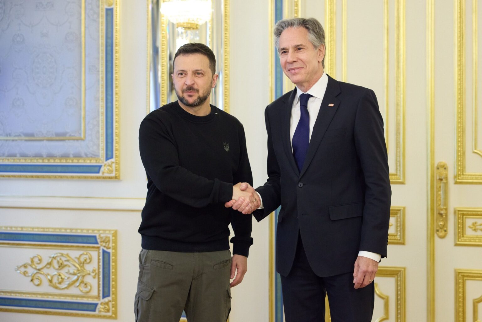 Fotografía proporcionada por el Servicio de Prensa Presidencial de Ucrania muestra al presidente de Ucrania, Volodímir Zelenski (izq.), dando la bienvenida al Secretario de Estado de Estados Unidos, Antony Blinken, durante una reunión en Kiev, Ucrania, el 14 de mayo de 2024.