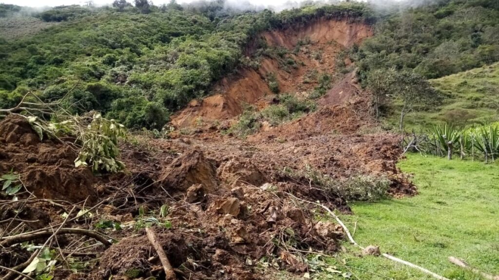 En Colombia se aleja riesgo de apagón y llegan alertas por deslizamientos