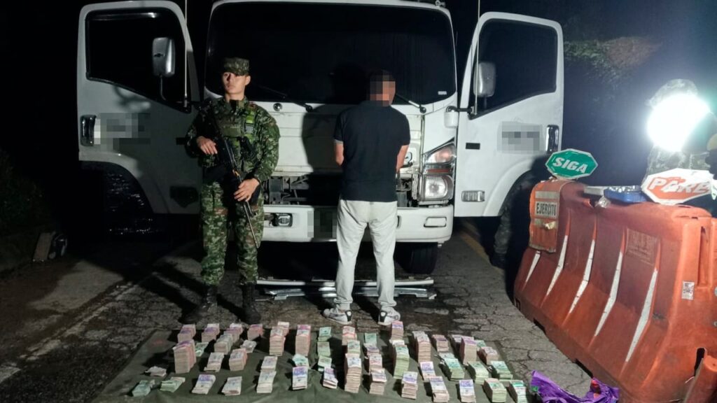 Soldados encontraron caleta con 1.400 millones de pesos en un camión