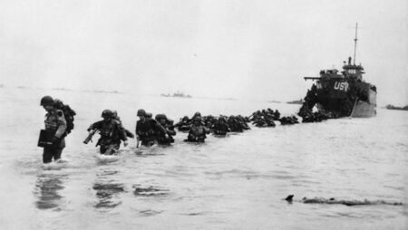 Fuerzas aliadas desembarcan en las playas de Normandía el 6 de junio de 1944. El jueves se cumple el 80 aniversario del Día D. Crédito: Archivos Nacionales de Estados Unidos/AFP/Getty Images