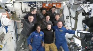 Las nueve personas a bordo de la Estación Espacial Internacional tras la llegada de los dos astronautas de la Nasa Butch Wilmore y Suni Williams (de azul), en una captura de pantalla del vídeo de la Nasa emitido el 6 de junio de 2024. © Nicholas Kamm / NASA/AFP
