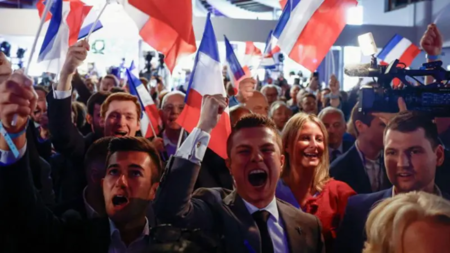 Foto: BBC Mundo Simpatizantes del partido de extrema derecha francés de Marine Le Pen celebran la victoria.