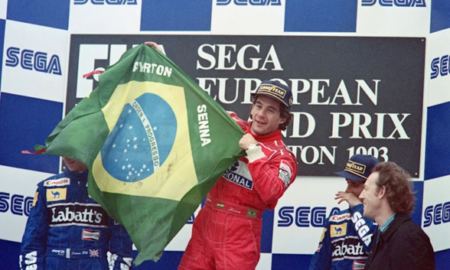 El piloto brasileño Ayrton Senna ondea la bandera de Brasil Foto: AFP