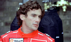 Treinta años después de su muerte a los 34 años en el circuito italiano de Imola, el 1 de mayo de 1994, el brasileño Ayrton Senna sigue siendo adorado, y su muerte ha contribuido a mejorar la seguridad en la Fórmula 1. Foto: AFP
