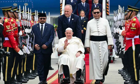 El papa Francisco llega a Indonesia Foto AFP