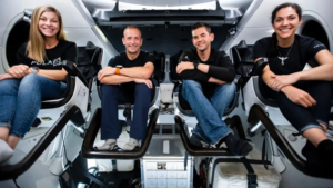 Foto AFP/ Cortesia SPACE X Inc. La tripulación de Polaris Dawn (de izquierda a derecha) Anna Menon, Scott "Kidd" Poteet, Jared Isaacman y Sarah Gillis) se ve a bordo de una cápsula SpaceX Crew Dragon durante el entrenamiento. SpaceX