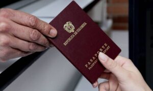 Pasaporte Colombia // Foto: AFP