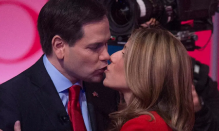 Marco Rubio besa a su esposa Jeanette Dousdebes Rubio. Foto: AFP