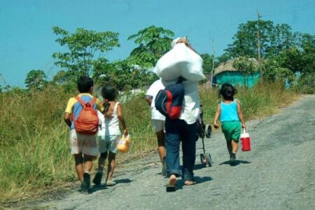 Bienestar Familiar envía quince unidades móviles para atender a la población desplazada del Catatumbo