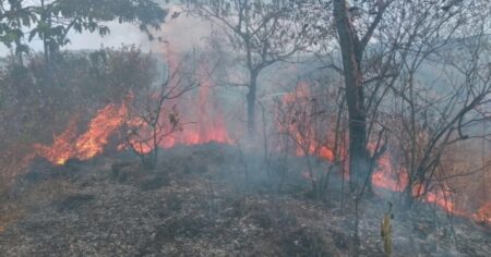 Explosión atribuida al ELN provoca incendio de gran magnitud en Tame, Arauca