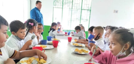 Más de 700.000 niños no han recibido a tiempo la alimentación escolar del PAE este año