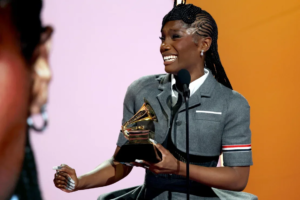 Doechii acepta el premio al mejor álbum de rap por “Alligator Bites Never Heal” en el escenario de los Premios Grammy en Los Ángeles. Kevin Mazur   via Getty Images