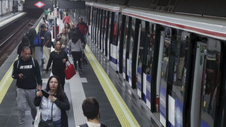 Imagen del metro de Madrid el día del apagón (EFE/Alberto Aguado)