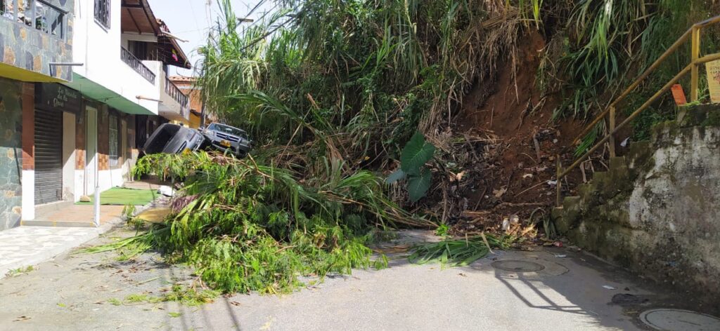 Panorama crítico en Villatina: deslizamiento por lluvias colapsa casas.