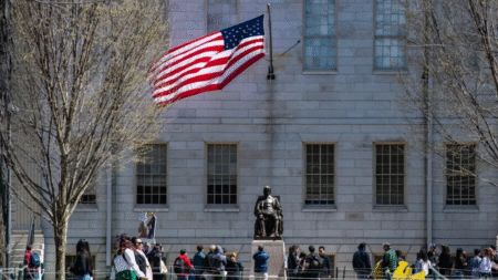 Harvard demanda a Trump por veto a estudiantes extranjeros