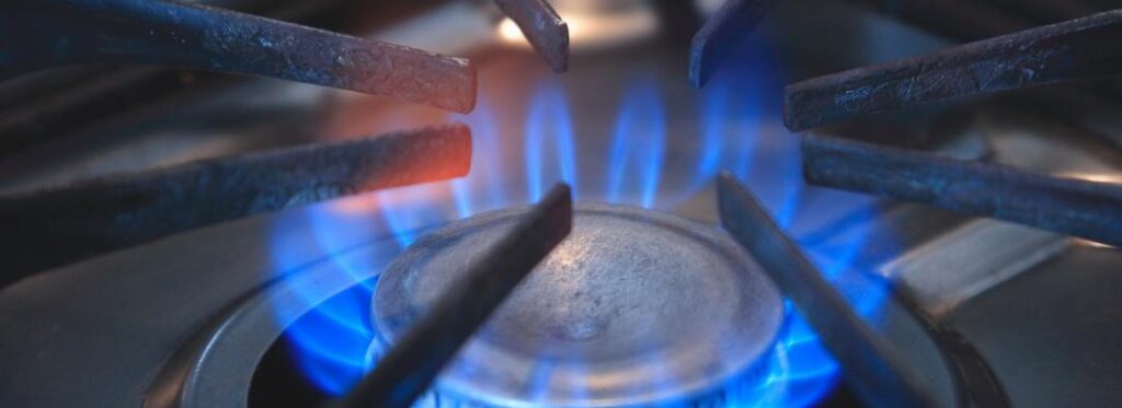 Alcanos comenzó a devolver cobros indebidos a más de un millón de usuarios de gas natural