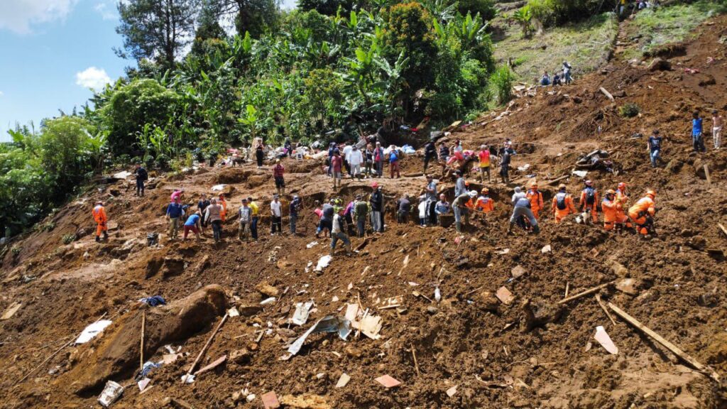 Más de 970 personas reciben atención y acompañamiento de la Alcaldía de Bello por avalancha