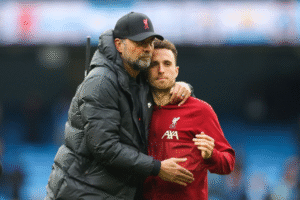 Jürgen Klopp abraza a Diogo Jota durante un partido en 2022. James Gill-Danehouse/Getty Images