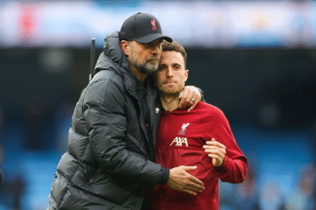 Jürgen Klopp abraza a Diogo Jota durante un partido en 2022. James Gill-Danehouse/Getty Images