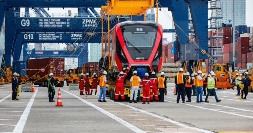 Primer tren del Metro inicio viaje desde Cartagena a Bogotá