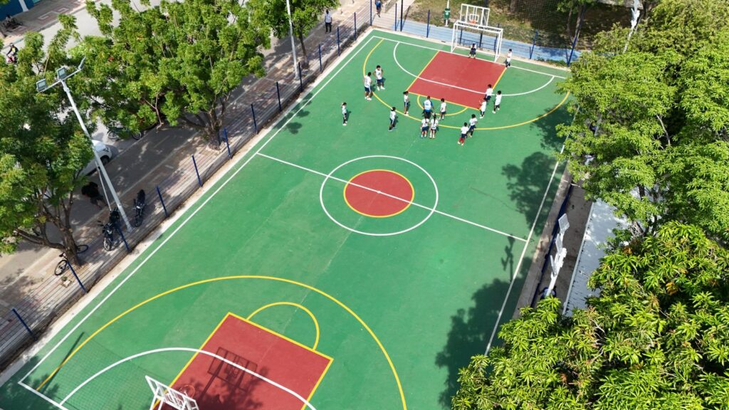 un puente peatonal que conecta ambos márgenes del río, una zona especial para mascotas, vallas educativas e informativas, puntos de disposición de residuos y la siembra de mil plantas de uvita de playa y veinticinco árboles de macurutú como parte del proceso de restauración ecológica. La entrega del Parque Lineal Ambiental Río Manzanares constituye un paso en la recuperación integral del río y exige el compromiso conjunto de las autoridades y la ciudadanía para garantizar su uso responsable como escenario de recreación y educación ambiental al servicio de Santa Marta.