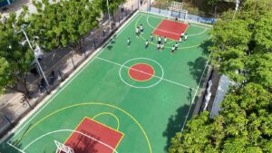 un puente peatonal que conecta ambos márgenes del río, una zona especial para mascotas, vallas educativas e informativas, puntos de disposición de residuos y la siembra de mil plantas de uvita de playa y veinticinco árboles de macurutú como parte del proceso de restauración ecológica. La entrega del Parque Lineal Ambiental Río Manzanares constituye un paso en la recuperación integral del río y exige el compromiso conjunto de las autoridades y la ciudadanía para garantizar su uso responsable como escenario de recreación y educación ambiental al servicio de Santa Marta.