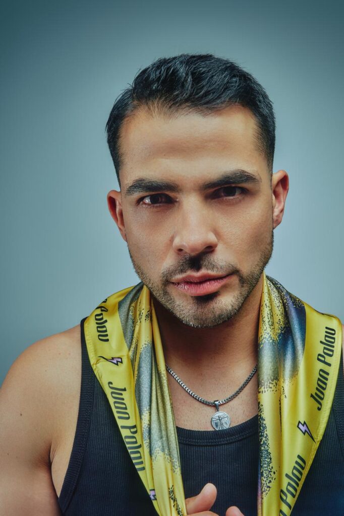 JUAN PALAU REINVENTA SU SONIDO CON “DUELE”, UNA APUESTA AFRO EN SU ESENCIA DE REGGAETON.
