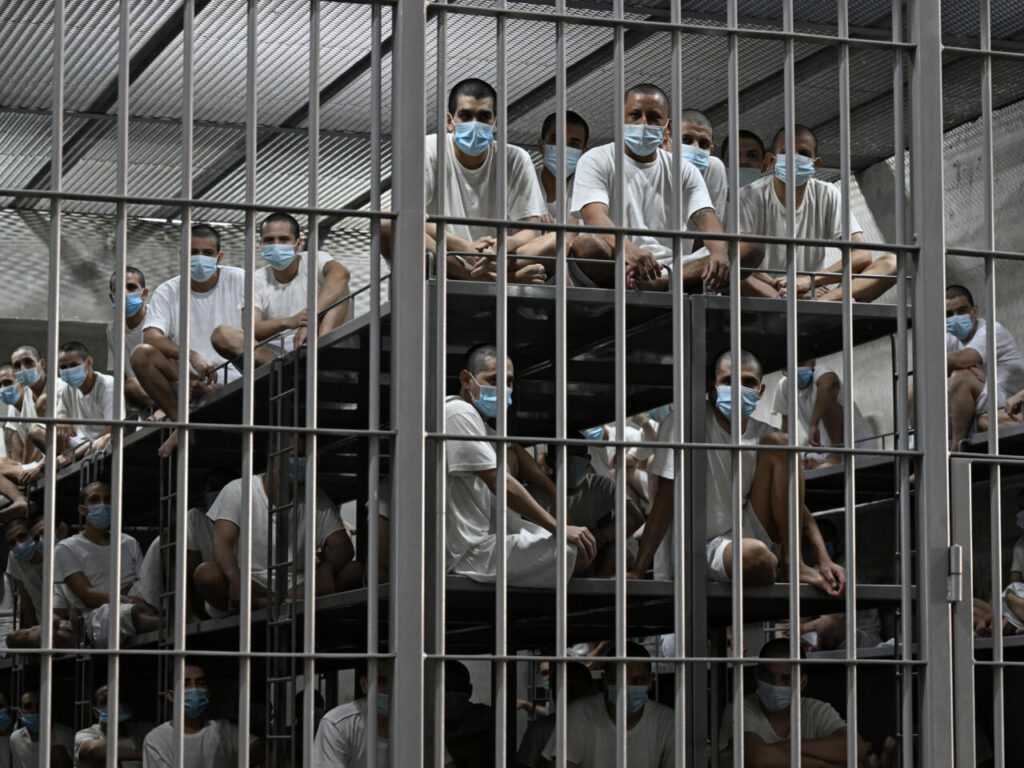 Gobierno de El Salvador condena a pandilleros a penas de hasta 1.000 años de cárcel