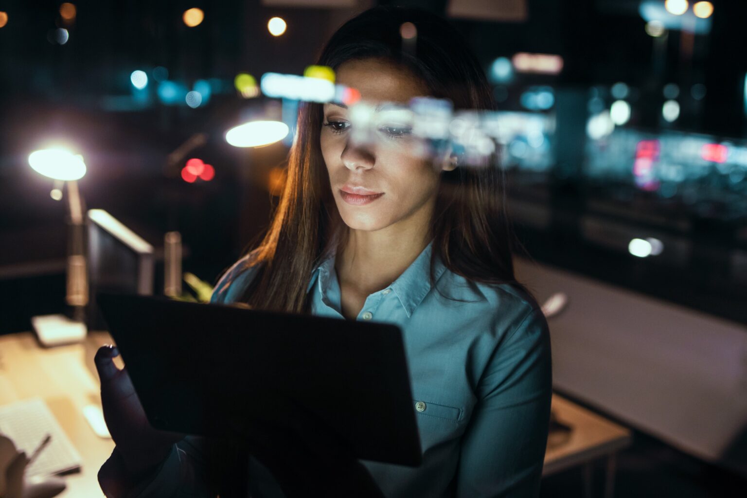 Con la aprobación de la reforma laboral en la Comisión IV del Senado, los empleados en Colombia que reciben un salario mínimo experimentarán ajustes importantes en la remuneración de las horas trabajadas durante la noche, los domingos y los días festivos. El cambio de la hora del pago del recargo nocturno entrará en vigor a partir del miércoles, 25 de diciembre, fecha que corresponde a seis meses después de la publicación de la reforma laboral, realizada el 25 de junio de 2025. Para el trabajo que se realiza los domingos o festivos durante la noche, la reforma establece que el recargo se aplicará en el mismo horario que en un día hábil, es decir, desde las 7 p. m. hasta las 6 a. m. Este cambio beneficia directamente el bolsillo de los trabajadores que más horas extra cumplen, especialmente en sectores como la seguridad, salud, logística y servicios.