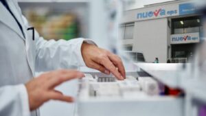 Desde el 20 de diciembre, 440.000 afiliados de la Nueva EPS en el Atlántico enfrentan la interrupción en la entrega de medicamentos, situación que ha encendido una alerta sanitaria en el departamento. La entidad atribuye la crisis a problemas de liquidez y embargos judiciales, que generaron una deuda cercana a $75.000 millones con el gestor farmacéutico Éticos, quién terminó cerrando todos los puntos de dispensación de medicamentos. Por el momento, Nueva EPS informó que se encuentra en proceso de contratación de un nuevo gestor farmacéutico de Sincelejo. Sin embargo, sigue la preocupación para la Secretaría de Salud dado que no hay claridad sobre la presencia de este gestor en los 22 municipios del departamento. Ante esto, la Nueva EPS planteó realizar "entregatones" masivas y el uso de un link virtual para la captura de fórmulas, una vez se designe el nuevo gestor, a fin de cumplir con los requerimientos de los pacientes.