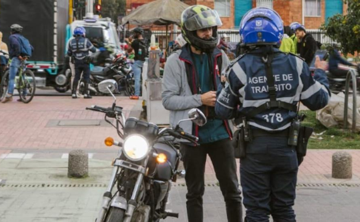Más de 20 mil sanciones a motociclistas por invadir andenes en Bogotá Más de 20 mil sanciones a motociclistas por invadir andenes en Bogotá