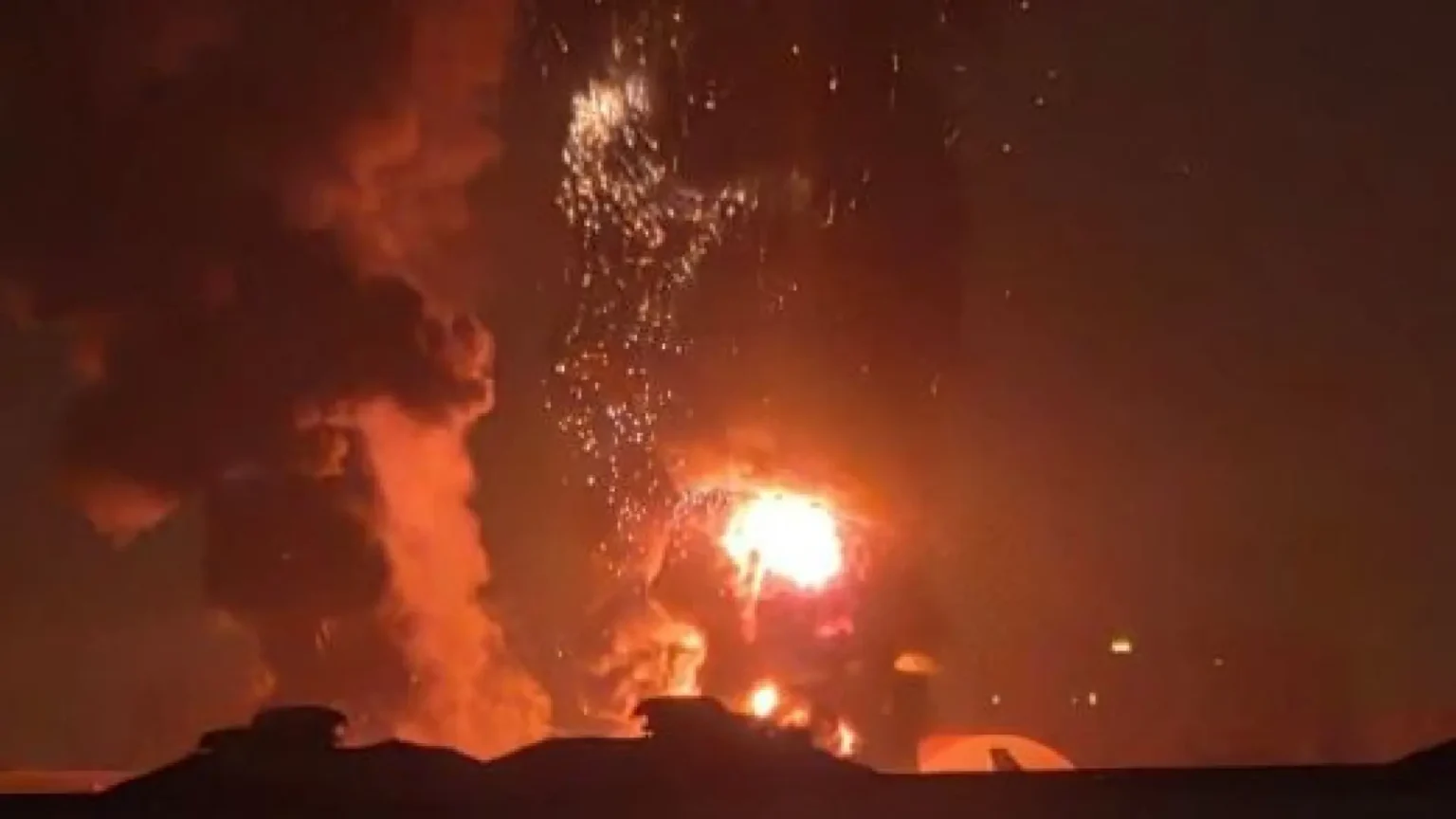 Israel inicia nueva oleada de ataques en Irán: dice que destruyó el avión de Alí Jameneí