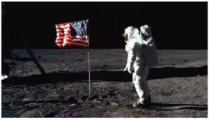 El astronauta Buzz Aldrin posa para una fotografía junto a la bandera de los Estados Unidos durante el alunizaje de la actividad extravehicular (EVA) del Apolo 11 en 1969. Este fue el primer alunizaje del mundo. NASA