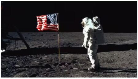 El astronauta Buzz Aldrin posa para una fotografía junto a la bandera de los Estados Unidos durante el alunizaje de la actividad extravehicular (EVA) del Apolo 11 en 1969. Este fue el primer alunizaje del mundo. NASA